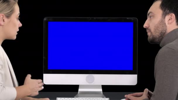 Obchodní kolegové hovoří s mužem a ženou o tom, co je na obrazovce počítače Alfa Channel. Modrá obrazovka Mock-up Display.