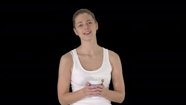 Atraktivní příležitostné mladá žena mluví a drží take away kávy, alfa kanál — Stock video