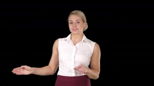 Kvinna blond gå och prata med kameran pekar åt sidan, Alpha Channel — Stockvideo