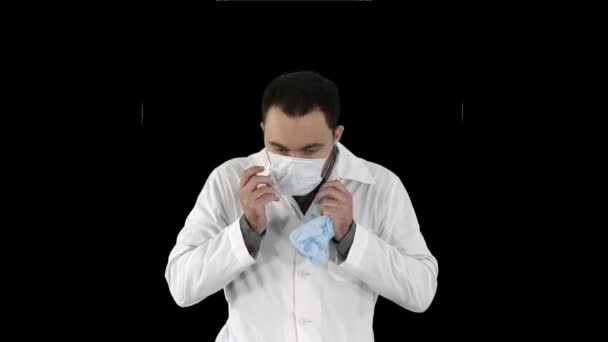 Портрет врача, надевающего маску и шляпу, Альфа-канал — стоковое видео