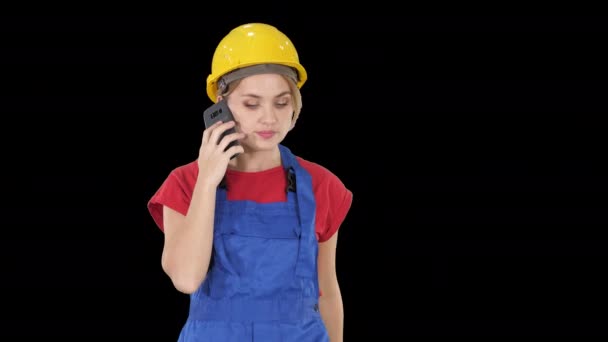 Junge Arbeiterin telefoniert beim Gehen, Alphakanal — Stockvideo