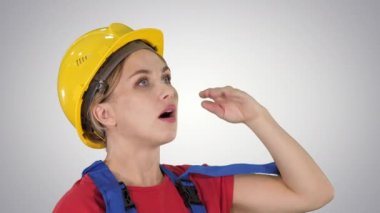 Mühendis inşaat işçisi kadın degrade arka plan üzerinde inşaat ölçeğini hayran.