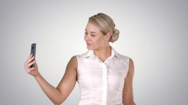 Satılık, tüketim, teknoloji ve insan kavramı - smartphone ve alışveriş torbaları selfie, alfa kanalı alarak mutlu genç kadınla