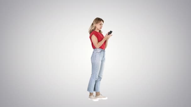 Volledig Schot Glimlachende Casual Vrouw Met Smartphone Met Behulp Van — Stockvideo