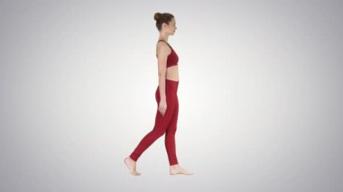 Yoga yapan kadın, arkaplanda yürüyor..