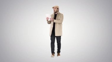 Tam yol ileri. Tabletli yakışıklı genç adam gradyan arkaplanda video görüşmesi yapıyor. 4K çözünürlükte profesyonel atış. 006. Kullanabilirsin, mesela. Ticari videonuzda, işinizde, sunumunuzda