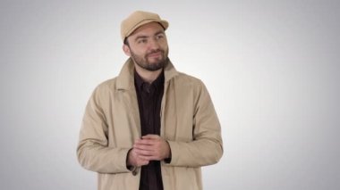 Düşünceli yakışıklı genç degrade arka plan üzerinde harika bir fikri vardır.