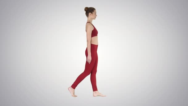 Yoga mulher andando, no fundo gradiente. — Vídeo de Stock