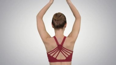 Kadının elleri üzerinde gradyan arka planı birleştiğinde ile Yoga lotus poz yapması.