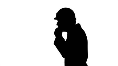 Başının üstüne koyarak siluet mühendisi veya alt sarı Emanet kask şapka.