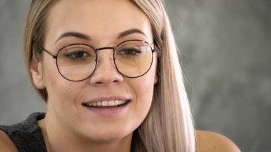 Genç iş kadını video görüşmesi yapıyor..