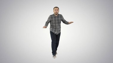 Yürüyüş ve degrade arka plan üzerinde dans rahat bir kıyafet içinde genç adam.