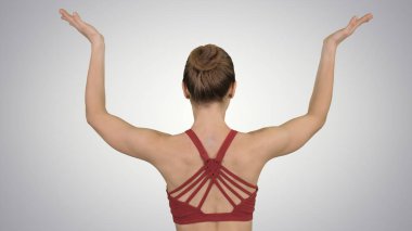 Kadının elleri üzerinde gradyan arka planı birleştiğinde ile Yoga lotus poz yapması.