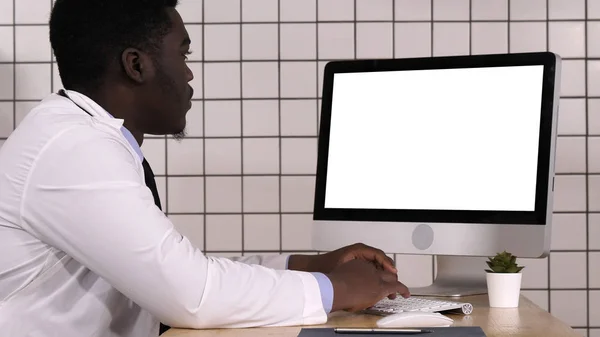 在电脑上工作的成熟医生。白色展示. — 图库照片
