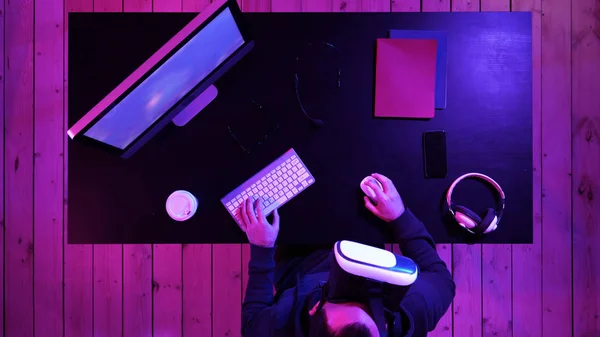 Young bearded man in VR-headset playing a game. — Stock Photo, Image