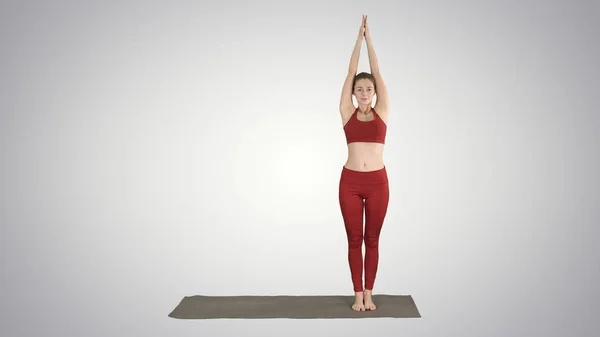 Sportos fiatal nő csinál jóga gyakorlat gradiens háttér. — Stock Fotó