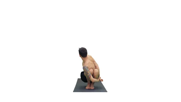 Jovem fazendo agachamento com torção e dobrar ioga no fundo branco . — Fotografia de Stock