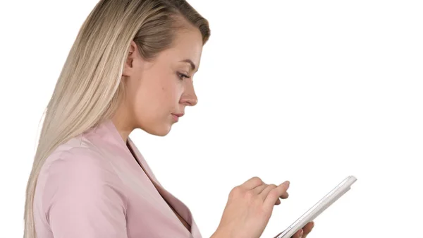 Mujer agradable usando tableta sobre fondo blanco. — Foto de Stock