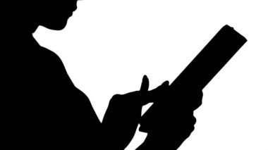 Tablet kullanan siluet kadın elleri.