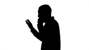 Siluet yan yürüyüş ve cep telefonu üzerinde konuşurken mutlu bir öğrenci portresi.