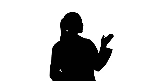 Silhouette unga läkare kvinna presenterar och visar produkten eller text. — Stockfoto