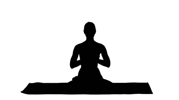 Silhouette lächelnde Frau Yoga meditiert sitzenden Lotus, Hände gekoppelt. — Stockfoto