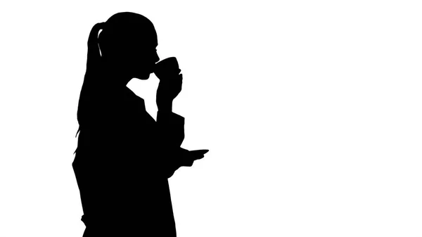 Silhouette Giovane infermiera rilassante bere caffè o tè mentre si cammina. — Foto Stock