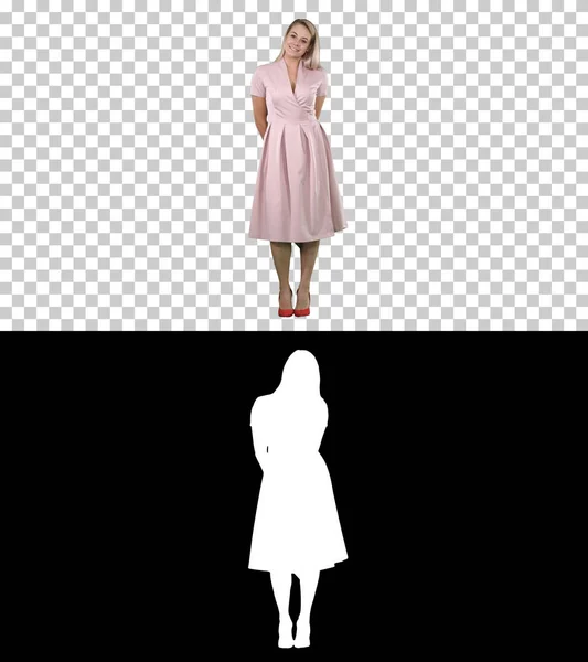 Ευτυχισμένη όμορφη γυναίκα με ροζ φόρεμα που ποζάρει, κανάλι Άλφα — Φωτογραφία Αρχείου
