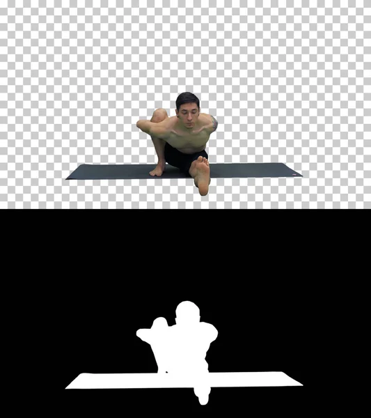 Oturan adam Marichyasana yogasında bacak ve omurga egzersizi yapıyor, Alpha Channel. — Stok fotoğraf