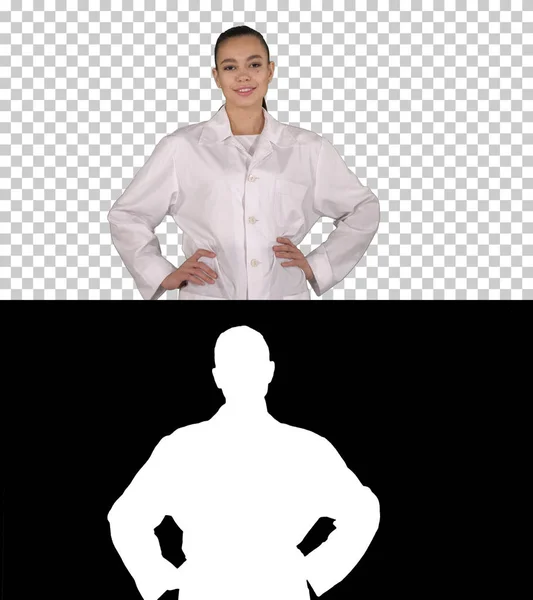 Vrouw dokter lopen als mode model, Alpha Channel — Stockfoto