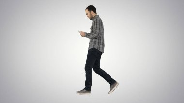 Yürüyüş ve tablet degrade arka plan üzerinde çalışan emin ciddi adam.