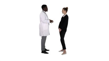 Erkek Afrikalı doktor beyaz arka planda kadın hastayla konuşuyor..