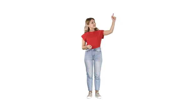 Mujer sonriente con ropa casual presentando algo, presionando botones imaginarios sobre fondo blanco. —  Fotos de Stock