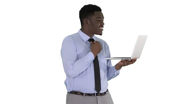 Sikeres vidám fiatal afro-amerikai vezető a laptop, miután az üzleti partnerekkel, konferenciahívás, fehér háttér. — Stock Fotó