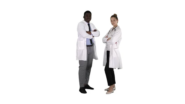 Женщина и мужчина врачи со скрещенными руками на белом фоне. — стоковое фото