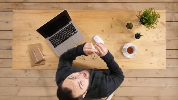 Hombre de negocios guapo hablando con la cámara . — Vídeos de Stock