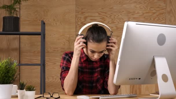 Empresaria relajada escuchando música en auriculares en el descanso del trabajo. Mira a la cámara . — Vídeos de Stock