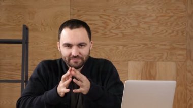 Düşünen adam kamera seyir Office.