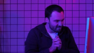 Kötü görünümlü bir bilgisayar korsanı..