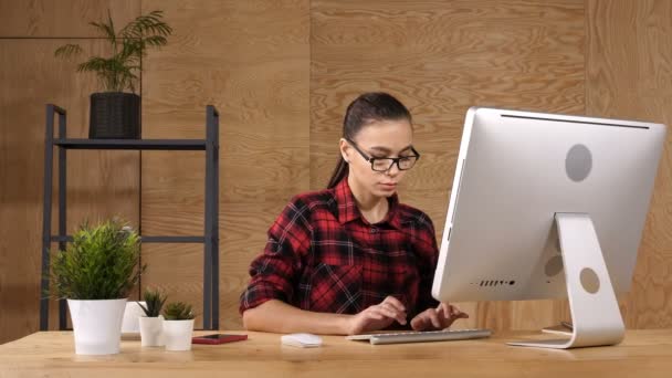 Joven estudiante casual vestido moderno que trabaja en la computadora . — Vídeos de Stock