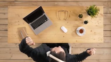 Kulaklıklar müzik dinlemek ve emotionaly şarkı dostum.