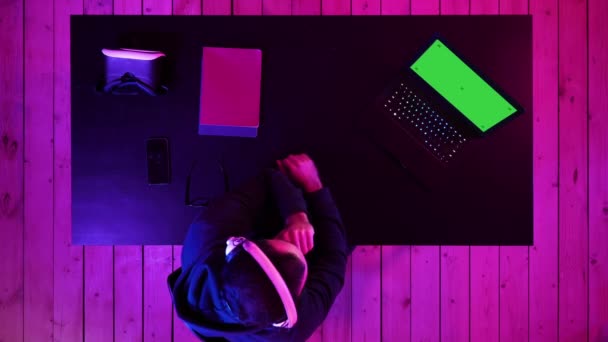 Gamer usando auriculares viendo la corriente de un juego. Pantalla verde pantalla simulada . — Vídeo de stock