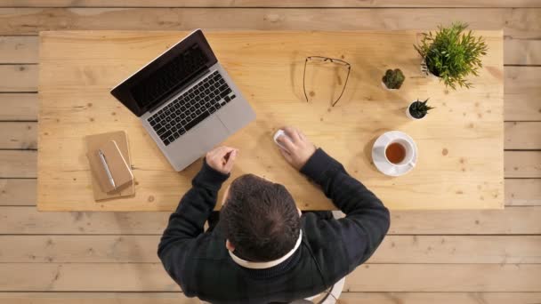 Hombre casual en auriculares escuchando música . — Vídeo de stock