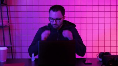 Mahalledeki erkek video oyunu bağımlısı geceleri nişancılık oynuyor..