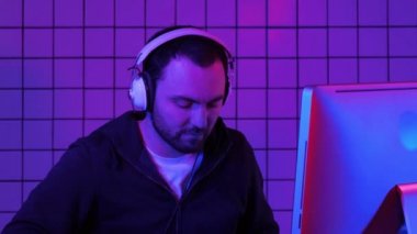 Teknoloji, oyun, eğlence, oyun ve insanların konsepti. Kameraya konuşma yapan genç adam..