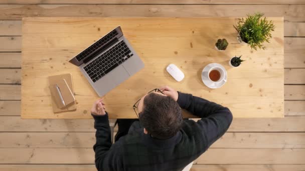 Chico delante de un monitor portátil viendo . — Vídeos de Stock