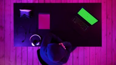 Hacker kurbanı için arama ve fidye scamming için sırada veri aracılığıyla kişisel bilgilerini çalmak hareket eden smartphone kullanarak. Yeşil perde Mock-up göstermek.