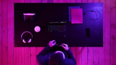 Genç oyun oyun laptop için hazırlanıyor.
