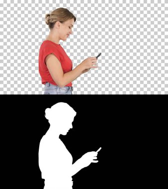 Alpha Channel 'da cep telefonu kullanan güzel bir kadın.