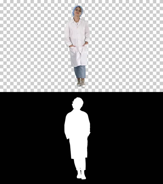 Biała kobieta w mundurze na spacerze, kanał Alfa — Zdjęcie stockowe